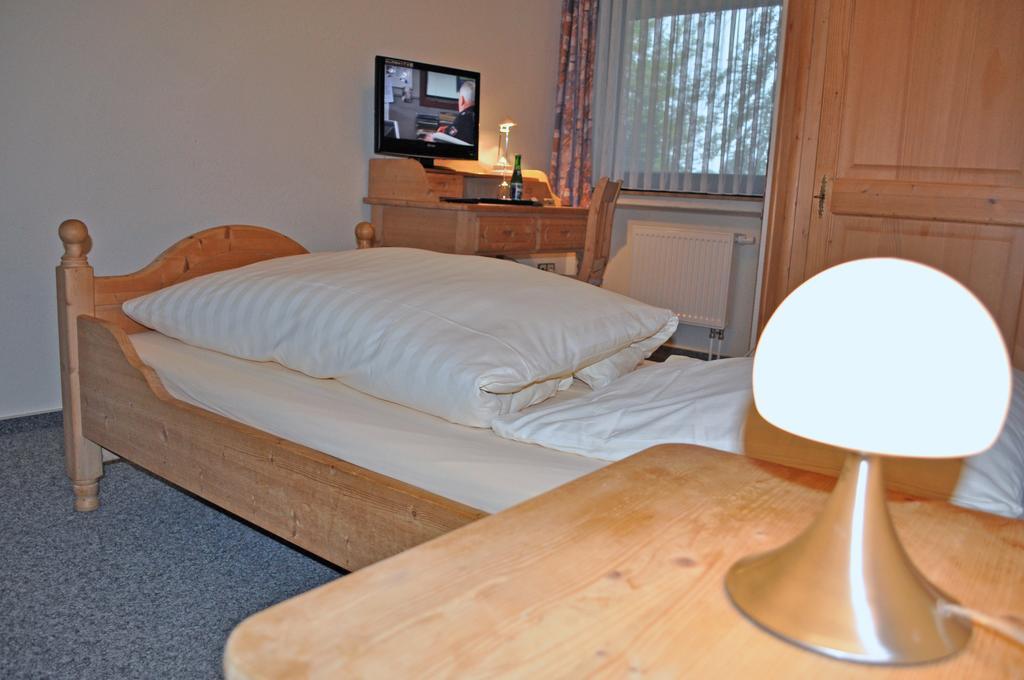 Hellmanns Hotel Bremers Bauerndiele Wiefelstede Ruang foto