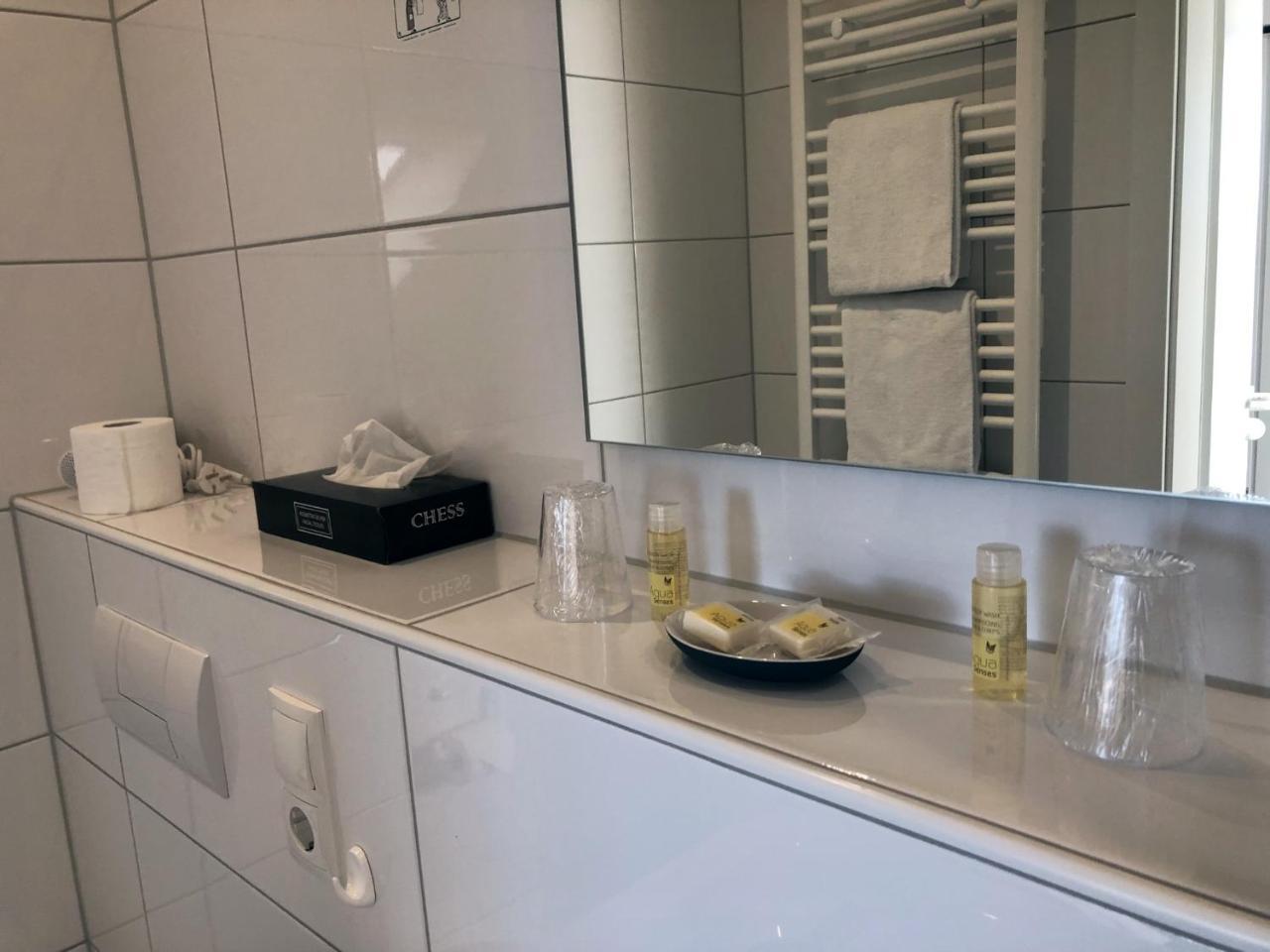 Hellmanns Hotel Bremers Bauerndiele Wiefelstede Bagian luar foto